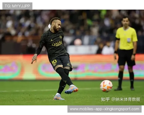 巴黎中场一脚穿透制造破门机会，内马尔临门一脚得手